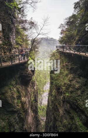 Aussichtspunkt des Tianmen Berges vom Hängesteg an den Klippen. Der tianmen-Berg liegt in zhangjiajie, china Stockfoto