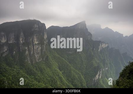 Aussichtspunkt des Tianmen Berges vom Hängesteg an den Klippen. Der tianmen-Berg liegt in zhangjiajie, china Stockfoto