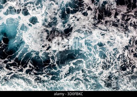 Hintergrund der Ozeanoberfläche. Blick von oben auf atemberaubendes, schaumiges Wasser. Geeignet für Umschläge, Verpackungen, Poster, Texturen, Broschüren, Kunst- und Designprojekte. Stock Vektor