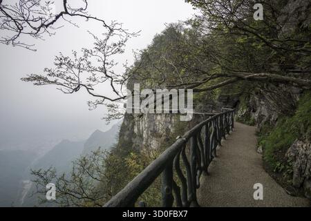 Aussichtspunkt des Tianmen Berges vom Hängesteg an den Klippen. Der tianmen-Berg liegt in zhangjiajie, china Stockfoto