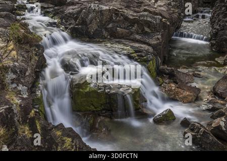 Der Fluss Coe entspringt am nordöstlichen Fuß des Buachaille Etive Beag in Schottland und fließt entlang des Glen Coe nach Westen. Nach dramatischen Wasserfällen am Pas Stockfoto