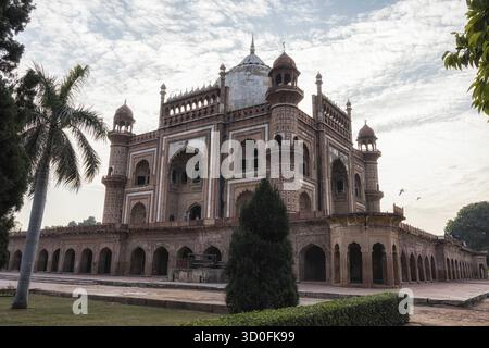 Safdarjung Grab Mausoleum Kuppel und die umgebende Grabkomplex Landschaft. Aufgenommen in Neu-delhi, Indien Stockfoto