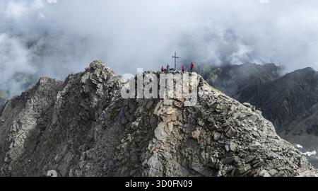 Wanderer auf dem Gipfel, aus der Luft, Lasoerling Gipfel, Lasoerling Gruppe, hohe Tauern, Osttirol, Österreich Stockfoto