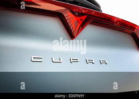 Wuerenlos, Schweiz, 7. September 2025. Cupra-Logo und -Schriftzug auf der Rückseite eines neuen Hochleistungs-Fließhecks. Nahaufnahme, Weitwinkelansicht, keine Personen Stockfoto