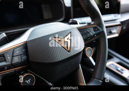 Wuerenlos, Schweiz, 7. September 2025. Cupra-Logo oder -Emblem auf dem Lederlenkrad eines neuen Autos. Nahaufnahme, keine Leute Stockfoto