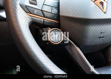 Wuerenlos, Schweiz, 7. September 2025. Cupra-Logo oder -Emblem auf dem Lederlenkrad eines neuen Autos. Nahaufnahme, keine Leute Stockfoto