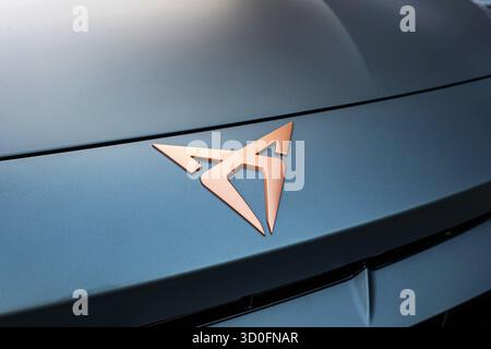 Wuerenlos, Schweiz, 7. September 2025. Cupra-Logo oder -Emblem auf der Motorhaube eines neuen Fahrzeugs vor dem Ausstellungsraum. Nahaufnahme, Weitwinkel, Draufsicht, keine P Stockfoto