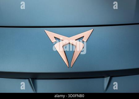 Wuerenlos, Schweiz, 7. September 2025. Cupra-Logo oder -Emblem auf der Motorhaube eines neuen Fahrzeugs vor dem Ausstellungsraum. Nahaufnahme, Weitwinkel, Draufsicht, keine P Stockfoto