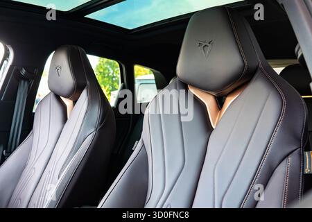 Wuerenlos, Schweiz, 7. September 2025. Neue Vordersitze in Leder Cupra Terramar. Nahaufnahme, Weitwinkelansicht, keine Personen Stockfoto