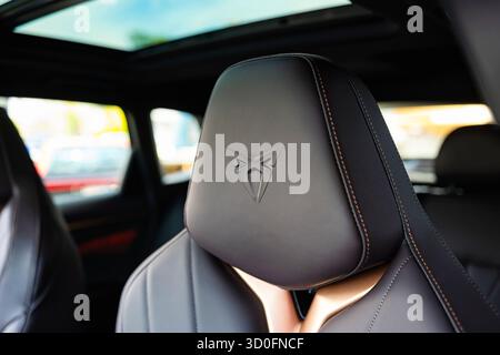 Wuerenlos, Schweiz, 7. September 2025. Neue Kopfstützen der Vordersitze Cupra Formentor aus Leder mit geprägtem Logo. Nahaufnahme, keine Leute Stockfoto