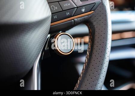 Wuerenlos, Schweiz, 7. September 2025. Cupra-Logo oder -Emblem auf dem Lederlenkrad eines neuen Autos. Nahaufnahme, keine Leute Stockfoto
