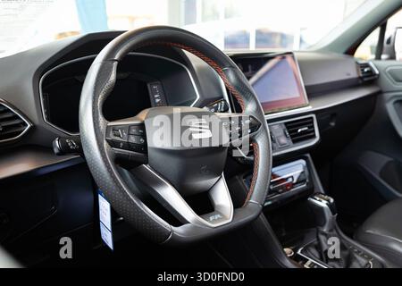 Wuerenlos, Schweiz, 7. September 2025. Neuer Sitz Tarraco Fahrzeuginnenraum außerhalb des Händlerraums. Weitwinkelblick, dunkle Ledersitze, großer Infobereich Stockfoto
