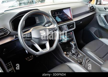 Wuerenlos, Schweiz, 7. September 2025. Neuer Sitz Tarraco Fahrzeuginnenraum außerhalb des Händlerraums. Weitwinkelblick, dunkle Ledersitze, großer Infobereich Stockfoto