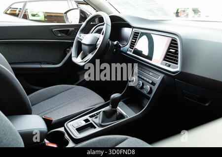 Wuerenlos, Schweiz, 7. September 2025. Neuer Sitz Ateca Fahrzeuginnenraum außerhalb des Händlerraums. Weitwinkelansicht, keine Personen Stockfoto