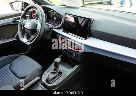 Wuerenlos, Schweiz, 7. September 2025. Neuer Innenraum des Fahrzeugs SEAT Ibiza FR außerhalb des Ausstellungsraums des Händlers. Weitwinkelansicht, keine Personen Stockfoto