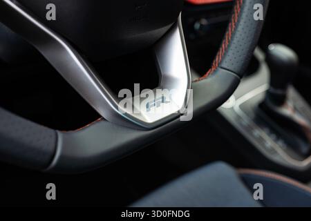Wuerenlos, Schweiz, 7. September 2025. Neues SEAT Ibiza FR Lenkrad mit Logo. Nahaufnahme, Detailaufnahme, keine Leute Stockfoto