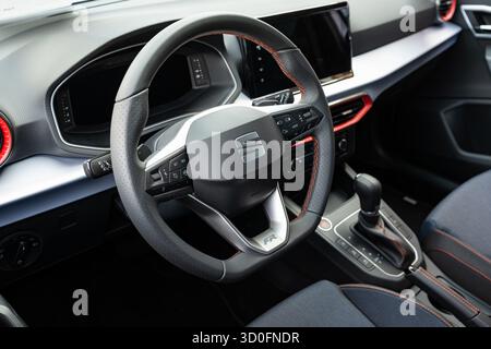 Wuerenlos, Schweiz, 7. September 2025. Neuer Innenraum des Fahrzeugs SEAT Ibiza FR außerhalb des Ausstellungsraums des Händlers. Weitwinkelansicht, keine Personen Stockfoto