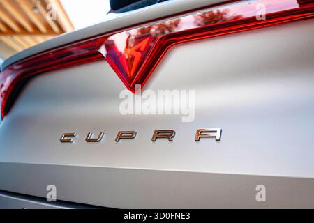 Wuerenlos, Schweiz, 7. September 2025. Cupra-Logo und -Schriftzug auf der Rückseite eines neuen Hochleistungs-Fließhecks. Nahaufnahme, Weitwinkelansicht, keine Personen Stockfoto