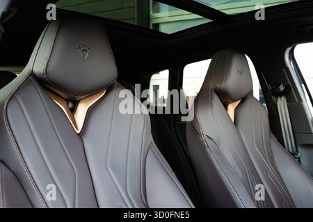 Wuerenlos, Schweiz, 7. September 2025. Neue Vordersitze in Leder Cupra Terramar. Nahaufnahme, Weitwinkelansicht, keine Personen Stockfoto