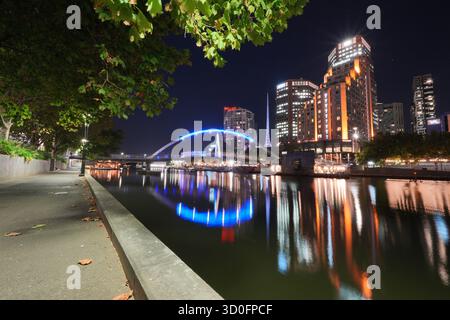 Melbourne, Victoria Australien - 03 03 03 2025: Nächtlicher Blick auf die Skyline von Melbourne Southbank im Yarra River. Stockfoto