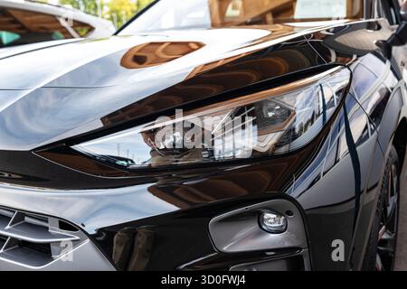 Neue, moderne Scheinwerfereinheit für Autos. Nahaufnahme, Detailaufnahme, keine Leute Stockfoto