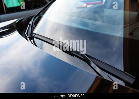 Neue Scheibenwischerblätter vorn im Auto. Nahaufnahme, Außenansicht, keine Personen Stockfoto
