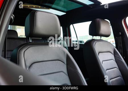 Neue Vordersitze in Leder. Nahaufnahme, keine Leute Stockfoto