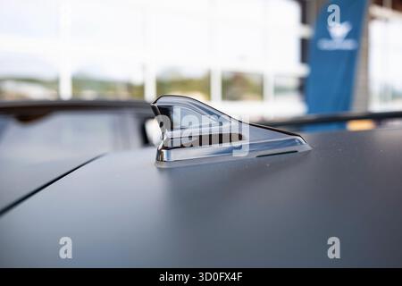 Antenne oder Antenne in Form einer Haifischflosse des neuen Autos. Nahaufnahme, geringe Schärfentiefe, keine Personen Stockfoto