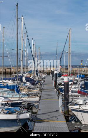 Geschäftige Jacht- und Bootshafen in Ryde an der Küste der isle of wight, die von der örtlichen Behörde betrieben wird. Segelyachten und Freizeitboote in Ryde Marina. Stockfoto