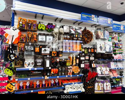 Manchester, Großbritannien – 26. September 2025: Bunte Ladenpräsentation mit Halloween-Kostümen, Masken, Kürbissen und festlicher Dekoration für die Partyvorbereitung. Stockfoto
