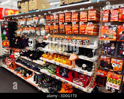 Manchester, Großbritannien - 26. September 2025: Ein helles Geschäft mit Halloween-Kostümen, Masken, Kürbissen und festlicher Dekoration heute in den Regalen. Stockfoto