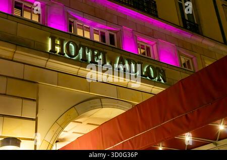 Ein detaillierter nächtlicher Blick auf den beleuchteten Eingang des Hotels Adlon Kempinski in Berlin, Deutschland. Ikonisches Luxushotel in der Nähe des Brandenburger Tors Stockfoto