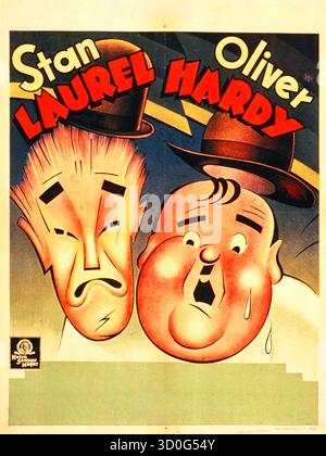 Laurel and Hardy – Them That Hills – 1945 – das Bild zeigt Karikaturen des komödiantischen Duos mit verstörten Ausdrücken. Laurel ist mit einem langen, dünnen Gesicht dargestellt, während Hardy's Gesicht rund ist und eine Träne über seine Wange rollt. Der Film ist eine Komödie über Laurel und Hardy, die in die Berge gehen, um eine Heilung für Hardy's Gicht zu erhalten, wo sie irrtümlich Mondschein aus einem Brunnen trinken. Das Poster ist auch unter dem französischen Titel Les Joyeux Compères bekannt. Stockfoto