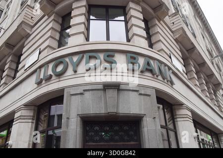 London, Großbritannien. Oktober 2025. Allgemeine Ansicht der Filiale der Lloyds Bank in Moorgate, da die Gewinne der Bankengruppe infolge des Kfz-Finanzierungsskandals um 36 Prozent sinken. Quelle: Vuk Valcic/Alamy Live News Stockfoto
