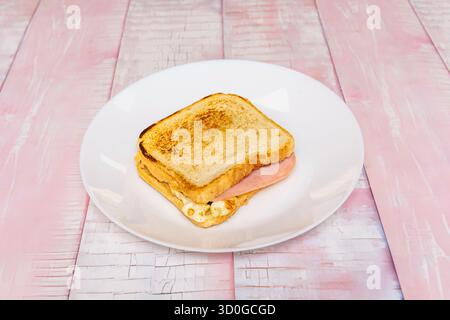 Thunfisch-Sandwich mit Maissalat und hausgemachter Mayonnaise zwischen leicht geröstetem Vollkornbrot Stockfoto
