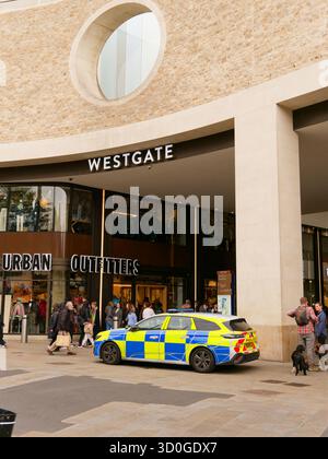 Polizeiwagen vor dem Westgate Shopping Centre in Oxford, Oxfordshire, England, Großbritannien Stockfoto