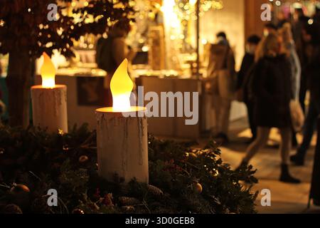 Leuchtende elektrische Kerzen auf dem Adventskranz auf dem berühmten Weihnachtsmarkt auf dem Vörösmarty-Platz in Budapest, Ungarn Stockfoto