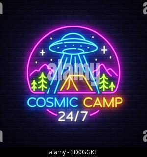 Leuchtendes Neonsymbol eines UFO über einem Campingzelt mit Text Cosmic Camp 24 7. Nächtlicher Wald und Berge runden die kosmische Szene ab. Vektorabbildung Stock Vektor