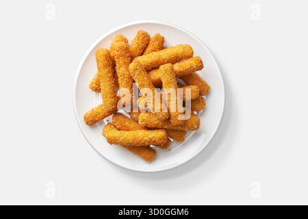 Ein Teller mit knusprigen, goldbraunen Hähnchennugget-Sticks Stockfoto