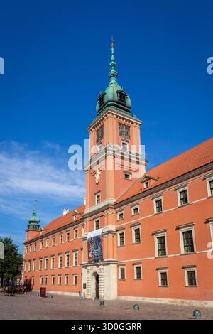 Warschau, Polen, 15.08.20. Das Königliche Schloss in Warschau (Polnisch: Zamek Krolewski), ein orangenes Backsteindenkmal mit Uhrentürmen auf der Burg Square Stockfoto