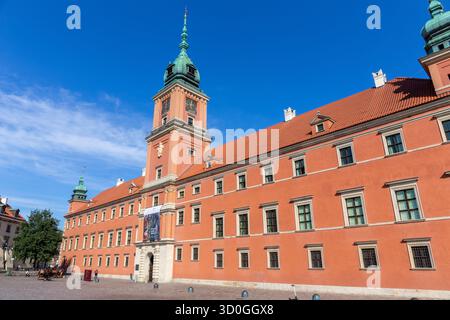 Warschau, Polen, 15.08.20. Das Königliche Schloss in Warschau (Polnisch: Zamek Krolewski), ein orangenes Backsteindenkmal mit Uhrentürmen auf der Burg Square Stockfoto