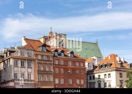 Bunte Fassaden von Wohnhäusern in der Warschauer Altstadt mit Ziegeldächern, Polen. Stockfoto