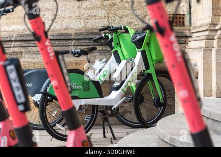 Verleih von Lime-Elektrofahrrädern in Oxford, Großbritannien Stockfoto