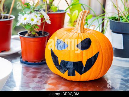Halloween Dekoration. Orangefarbener Kürbis mit gruseligem Lächeln für die Weihnachtsdekoration Stockfoto