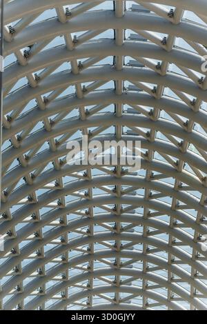 Blick auf das moderne architektonische Wunderwerk einer Decke, mit sich wiederholenden geometrischen Mustern und durchdringendem Licht, Tatev, Provinz Syunik, Armenien. Stockfoto