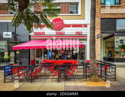 Kalifornien, USA, 29. September 2024, Blick auf Johnny Rockets, einen Burger, Shakes und Pommes Frites in einem Retro-Restaurant, Santa Monica Stockfoto