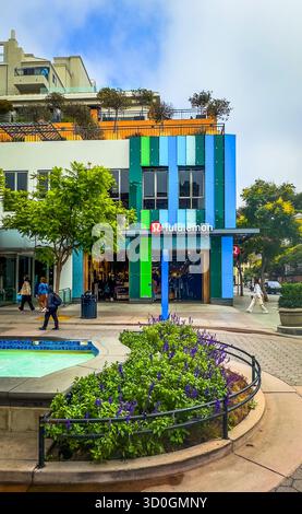 California, USA, 29. September 2024, Ansicht einer urbanen Szene von Lululemon, einem Händler für Sportbekleidung an der 3rd Street Promenade in Santa Monica Stockfoto