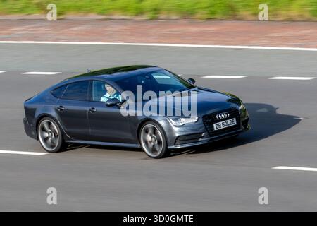 2016 Audi A4 Grau Liftback; Fahrt mit hoher Geschwindigkeit auf der Autobahn M61, Manchester, UK Stockfoto