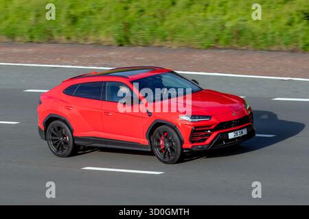 2021 Red Lamborghini Urus V8 Auto Biturbo 650 Auto SUV Benzin 3996 ccm; Fahrt mit Geschwindigkeit auf der Autobahn M61, Manchester, Großbritannien Stockfoto