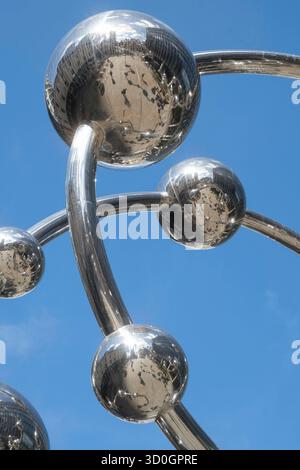 Die Skulptur Unendliche Akkumulation der japanischen Künstlerin Yayoi Kusama steht am Eingang der Elizabeth Line an der Liverpool Street Station in London. *** Die Skulptur Unendliche Akkumulation des japanischen Künstlers Yayoi Kusama steht am Eingang der Elizabeth Line an der Liverpool Street Station in London. England, Großbritanien GMS19816 Stockfoto